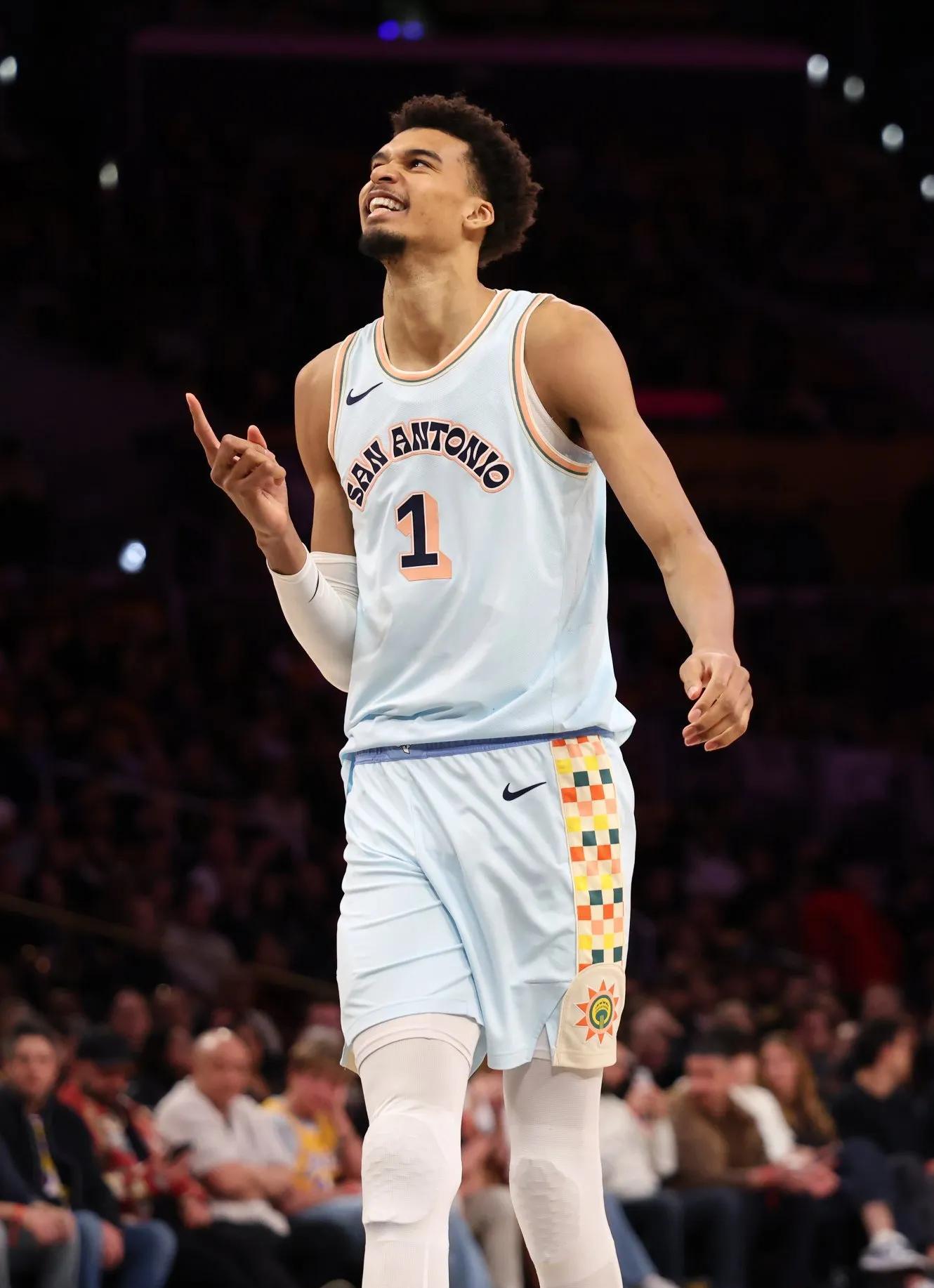 马刺遭遇猛攻，罗斯德逆袭以逆转比分令人瞠目，士气大振的简单介绍