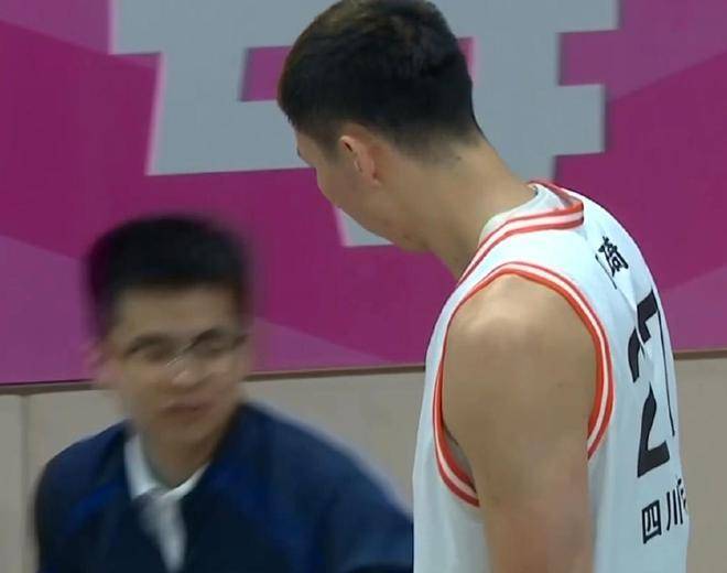 四川队鏖战上海队，胡金秋点燃赛场