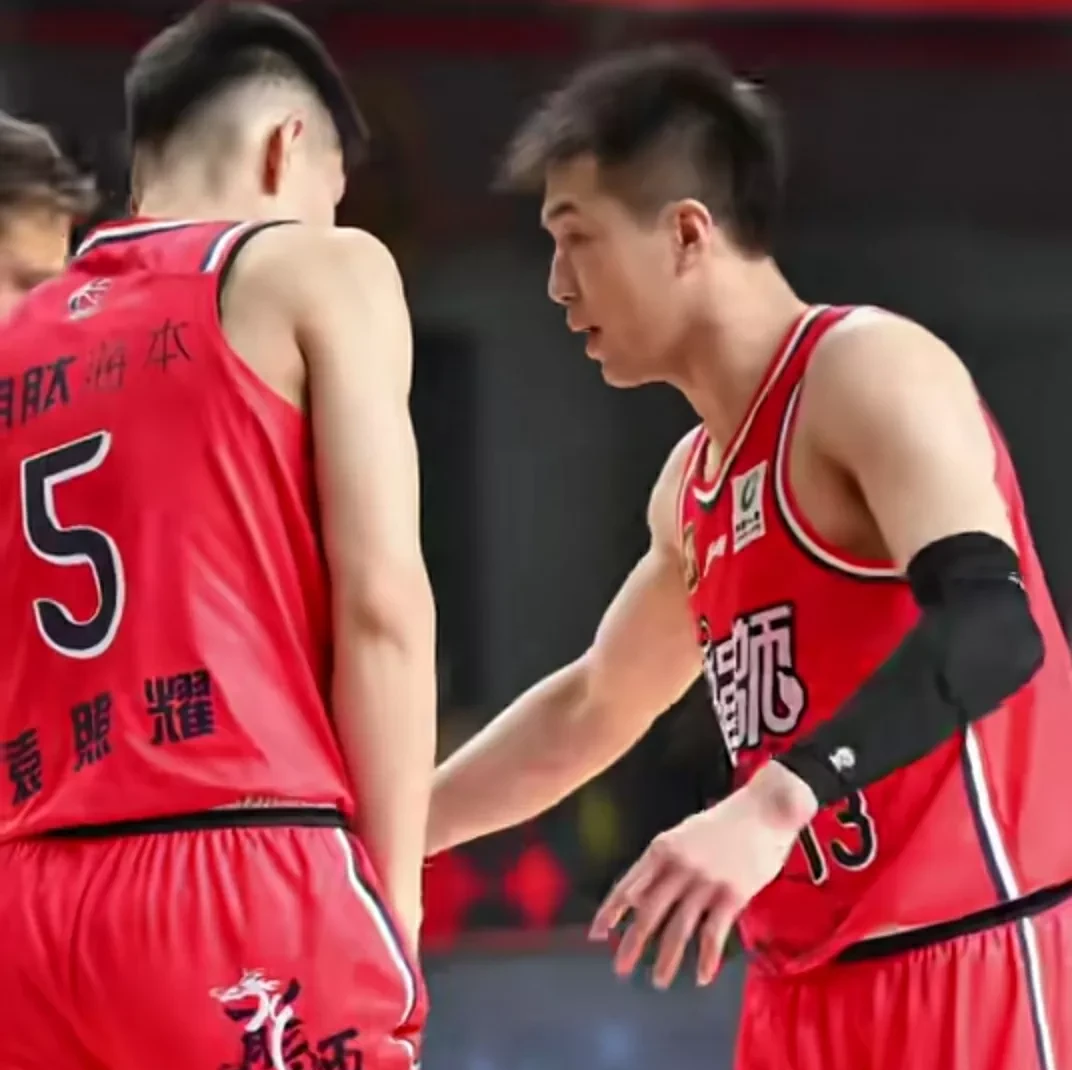 鹈鹕横扫天津队，郭艾伦带队取胜