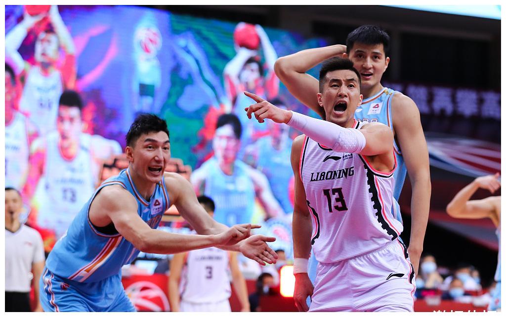 鹈鹕横扫天津队，郭艾伦带队取胜