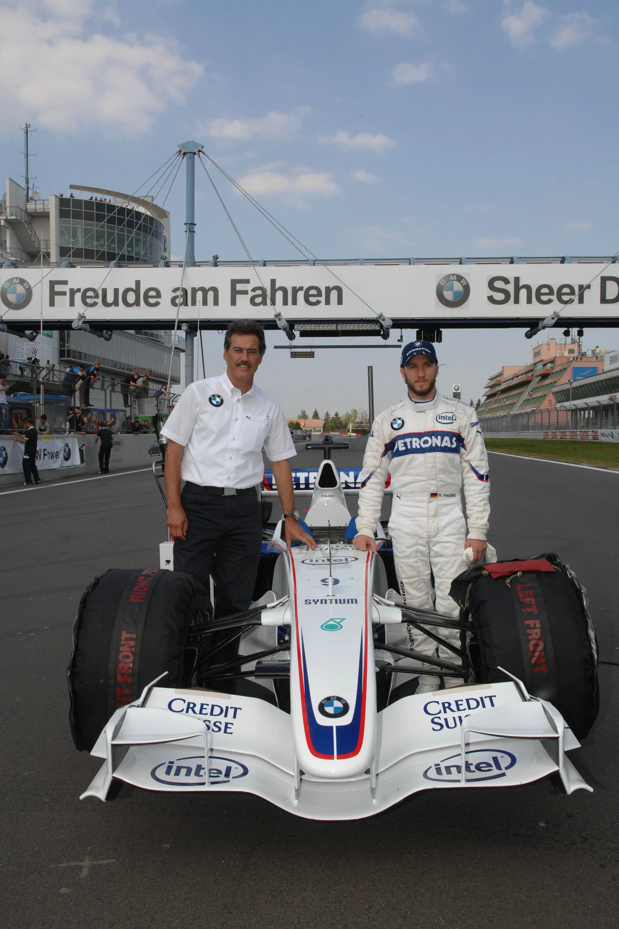 索伯车队险胜法拉利，塞恩斯扛起全队